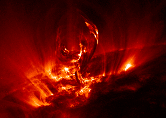 Un enorme tentáculo de plasma se desprende del Sol