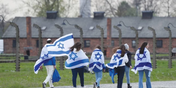 Hallan de graffitis antisemitas en Auschwitz