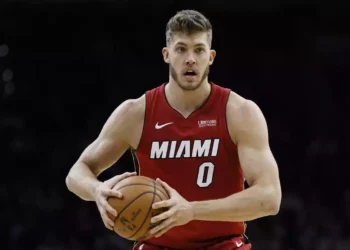 Meyers Leonard regresa a la NBA dos años después del escándalo de antisemitismo
