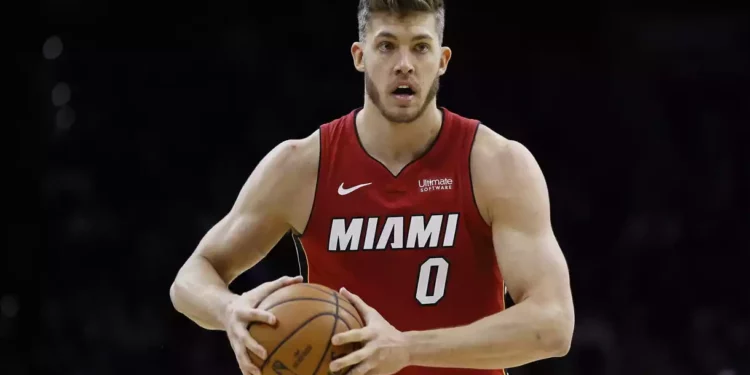 Meyers Leonard regresa a la NBA dos años después del escándalo de antisemitismo