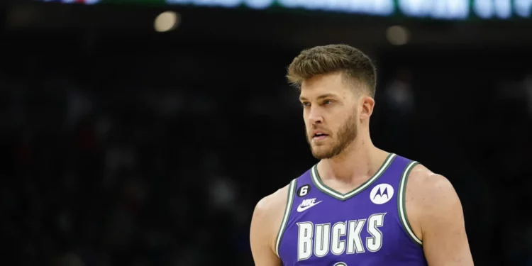 Meyers Leonard regresa a la NBA dos años después de sus comentarios antisemitas