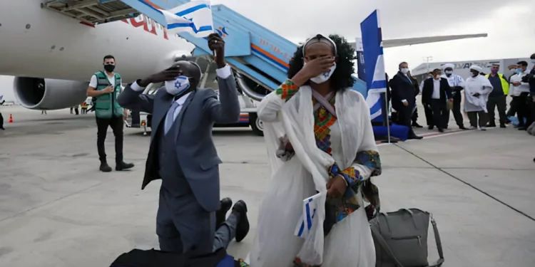 95 nuevos inmigrantes etíopes llegan a Israel tras un paréntesis de varios meses