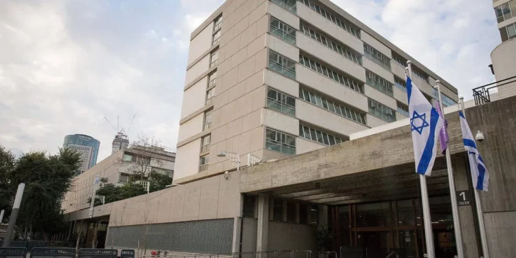 Hombre es acusado de grabar a personas en los baños de su empresa y residencia