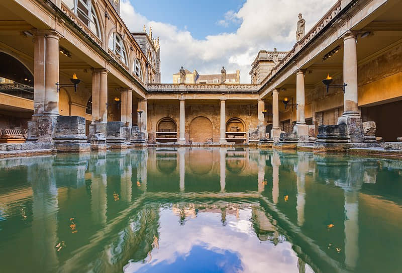 Descubren antiguas joyas romanas con grabados en Inglaterra