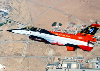 Caza F-16 modificado realiza un “asombroso” vuelo controlado por IA