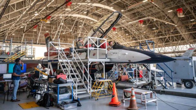 Caza F-16 modificado realiza un “asombroso” vuelo controlado por IA