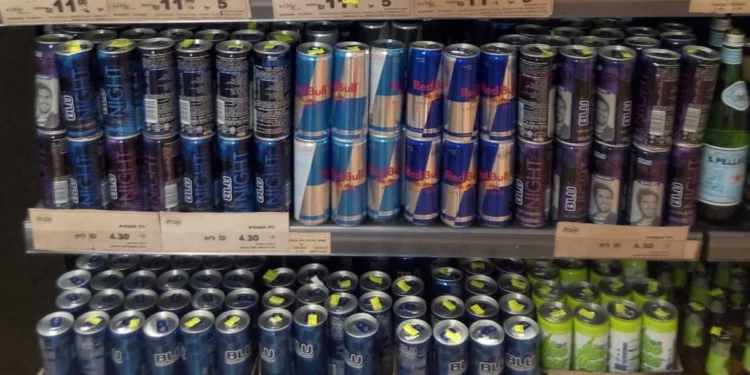 Israelí casi muere tras beber 12 latas de bebidas energéticas