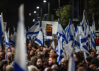 Los manifestantes intentan impedir que los diputados derechistas voten el lunes una reforma judicial clave