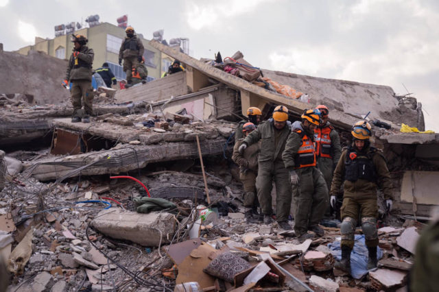 La delegación médica de las FDI que viajó a Turquía tras el terremoto regresa a Israel