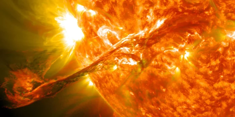 Un enorme tentáculo de plasma se desprende del Sol