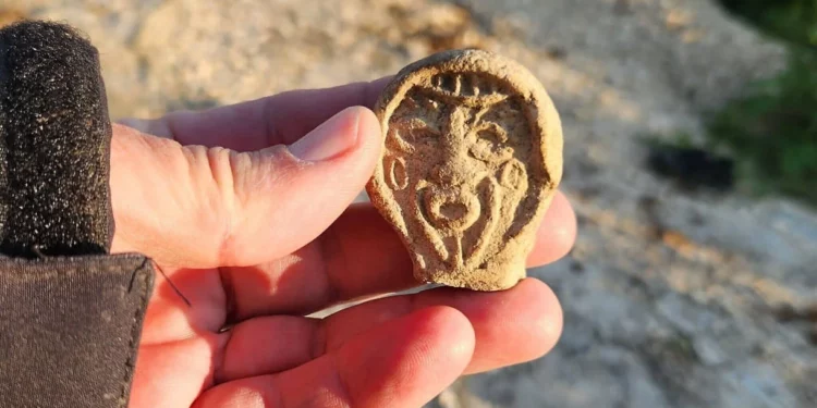 Encuentran una figura decorativa de arcilla de 1.400 años de antigüedad