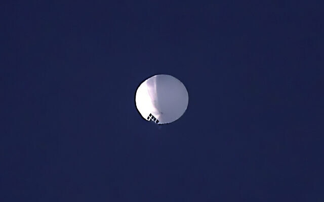 El 1 de febrero de 2023, un globo aerostático flota sobre Billings, Montana. (Cortesía de AP y Larry Mayer/The Billings Gazette)