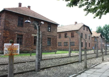 Investigan a jóvenes alemanes por saludo nazi en Auschwitz