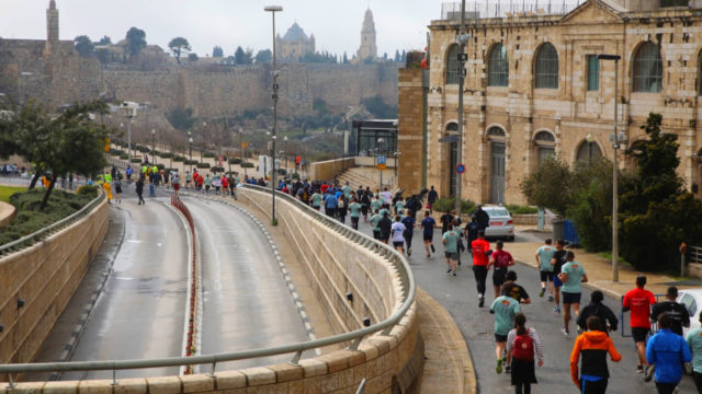 12 fotos antiguas y nuevas de los hitos del recorrido del maratón de Jerusalén