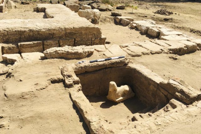 Arqueólogos egipcios hallan una estatua romana de hace 2.000 años parecida a una esfinge