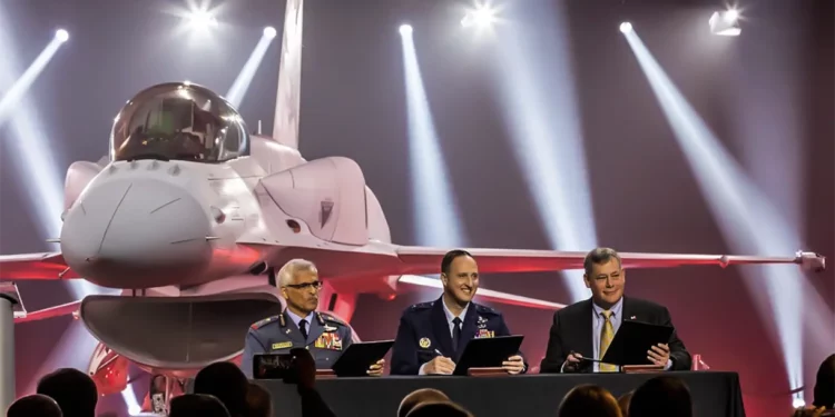 Lockheed Martin celebra la entrega del primer F-16 Block 70 a Bahréin