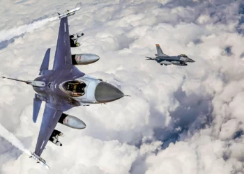 Un F-16V y un caza de 50 años operan en un combo de interceptación