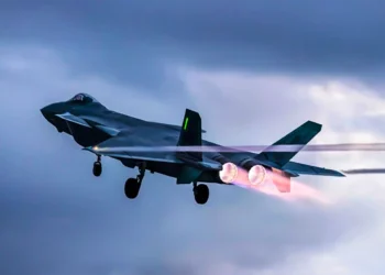Cazas chinos J-20 “atacan” a sus propios militares en simulacros nocturnos
