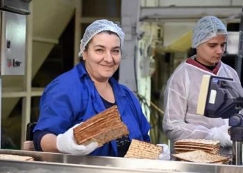 Inmigrante ucraniana prepara matzá para enviar a Odesa