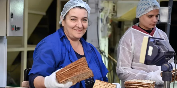 Inmigrante ucraniana prepara matzá para enviar a Odesa