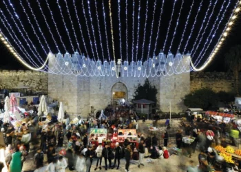 La policía israelí detiene una pelea en la Puerta de Damasco durante las festividades del Ramadán