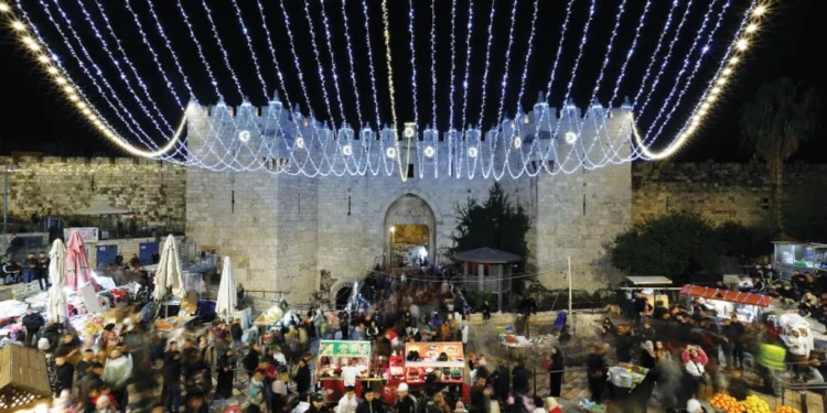 La policía israelí detiene una pelea en la Puerta de Damasco durante las festividades del Ramadán