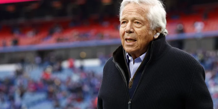 Robert Kraft lucha contra el antisemitismo con una campaña publicitaria