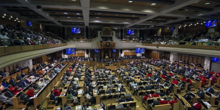 El parlamento de Sudáfrica aprueba rebajar los lazos con Israel