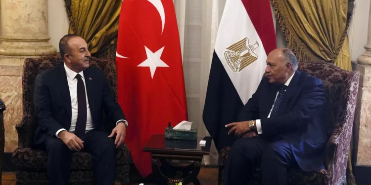 El principal diplomático de Turquía visita El Cairo en un esfuerzo por reparar los lazos después de años de tensiones