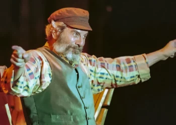 El primer ministro Netanyahu rinde homenaje al actor fallecido Chaim Topol
