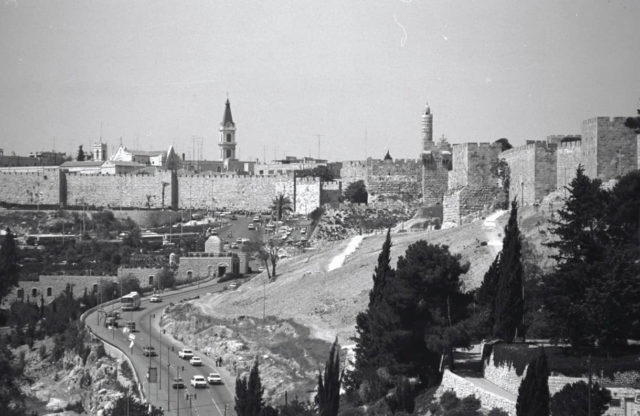 12 fotos antiguas y nuevas de los hitos del recorrido del maratón de Jerusalén