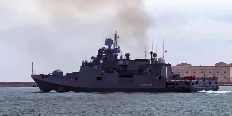 Nueve buques de guerra rusos en condiciones de combate cerca de la costa de Crimea