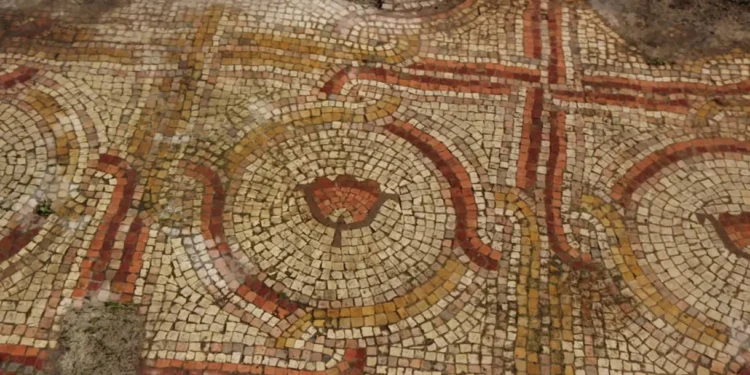 Arqueólogos hallan un mosaico de época romana en la Ruta Nacional de Israel