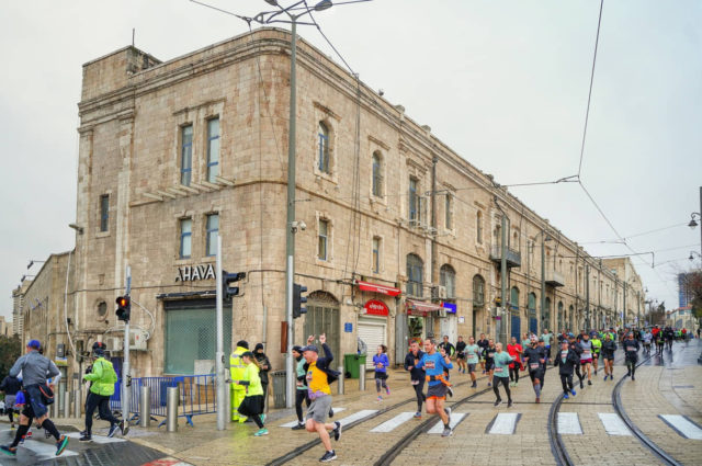 12 fotos antiguas y nuevas de los hitos del recorrido del maratón de Jerusalén