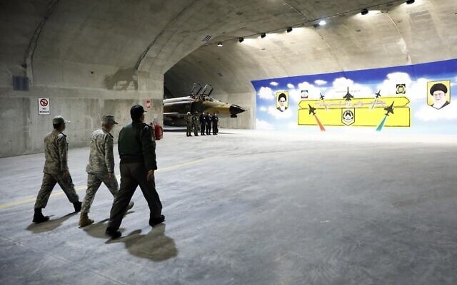 Este cartel puede verse dentro de la instalación de la Fuerza Aérea iraní recientemente revelada. Irán no dispone del avión de combate Sukhoi Su-35 a partir de febrero de 2023, que parece ser la silueta central. (Ejército iraní)