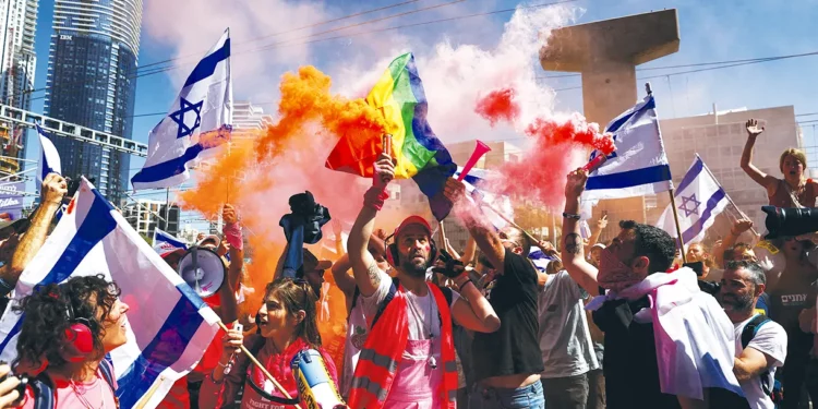 Manifestantes de izquierda organizan otro día de interrupción y disturbios