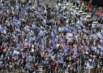 Manifestantes de izquierda bloquean el acceso al aeropuerto Ben Gurion en protesta por la reforma judicial