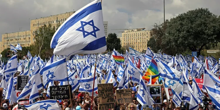 Pareja haredí atacada por manifestantes en Tel Aviv