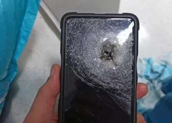 Un smartphone recibe una bala y salva la vida a un israelí