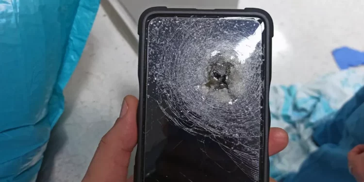 Un smartphone recibe una bala y salva la vida a un israelí