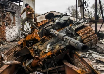 Video muestra un tanque ruso T-72 destruido e incendiado en Ucrania