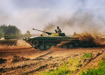 Civiles ucranianos incendian vehículo militar ruso BMP-2