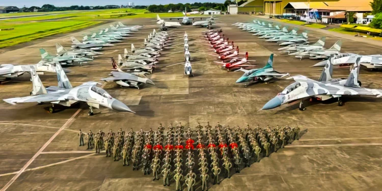 Indonesia exhibe F-16 y Su-30 juntos en desfile aéreo