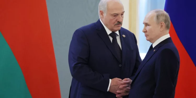 Putin se reúne con Lukashenko y evita a Ucrania en sus declaraciones públicas