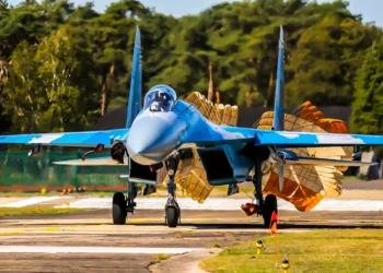 Su-27 despega y aterriza desde una carretera normal