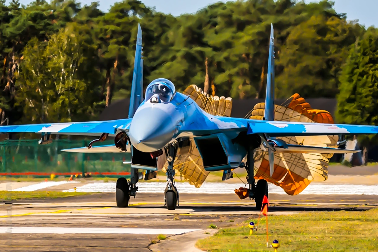 Su-27 despega y aterriza desde una carretera normal