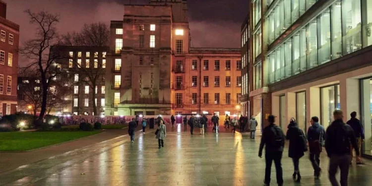 Profesor de la Universidad de Londres es despedido por hacer comentarios antisemitas