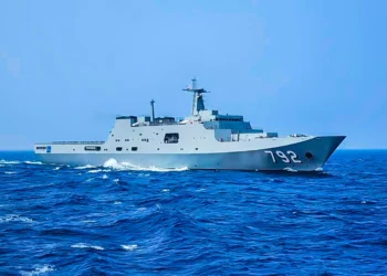 La imponente llegada del buque anfibio HTMS Chang a Tailandia