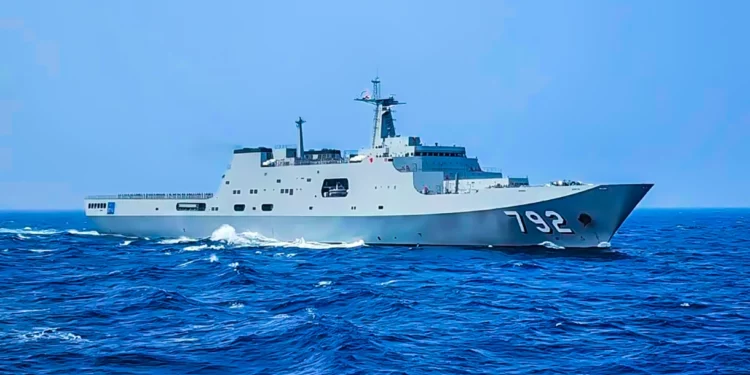 La imponente llegada del buque anfibio HTMS Chang a Tailandia