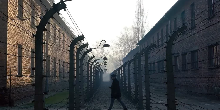 WWE se disculpa tras usar imagen de Auschwitz en promoción de combate